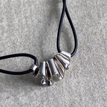 Stort bølge-vedhæng inkl. læderkæde i sølv fra NURAN